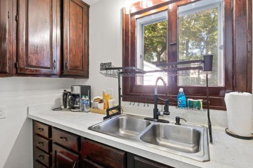 cocina con fregadero y ventana en King Bed-Full Kitchen-Self Check-In-Parking-UofR, en Rochester