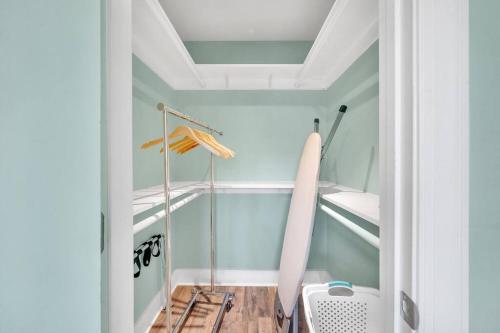 een kamer met een kast met surfplanken aan de muur bij 2BR Condo~ Relax or Work Remotely with A+ Location in Charlotte