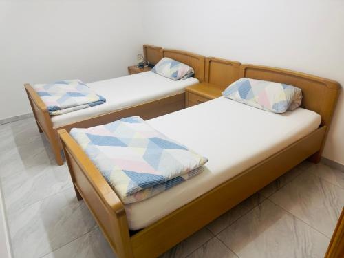 drie bedden in een kamer met drie hritisten bij Fully equipped apartment 3 rooms 5 Bed in Hamburg