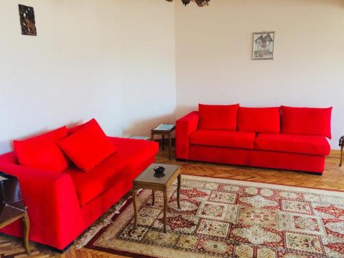 - un salon avec deux canapés rouges et une table dans l'établissement zamalek, au Caire