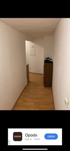 um quarto vazio com piso em madeira e paredes brancas em Wohnung 60 qm2 in Eschweiler em Eschweiler