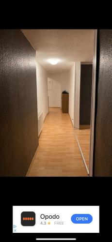um quarto vazio com um corredor com piso de madeira em Wohnung 60 qm2 in Eschweiler em Eschweiler