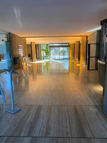 une grande chambre vide avec parquet dans un bâtiment dans l'établissement Corbusier, à Marseille