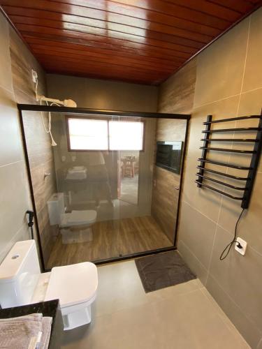 een kleine badkamer met een toilet en een raam bij Vista Bela in Bezerros