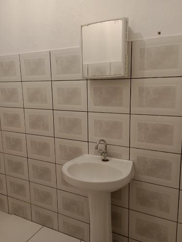 Bilik mandi di Pousada Acalanto