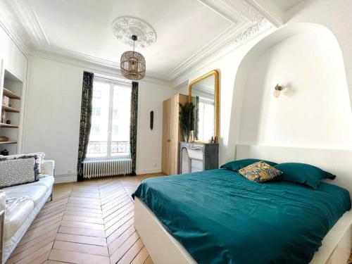 - une chambre avec un lit vert et un canapé dans l'établissement Brand new Flat in Paris, à Paris