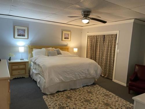 ein Schlafzimmer mit einem großen Bett und einem Deckenventilator in der Unterkunft Heaven On Earth in Boone