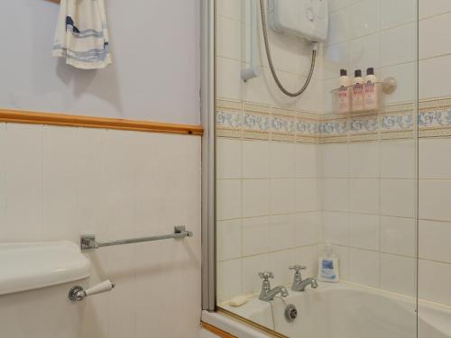 Arduaine的住宿－Tigh An Aighear，带淋浴、浴缸和盥洗盆的浴室