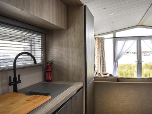 eine Küche mit einem Waschbecken und einem Fenster in der Unterkunft Marina Escape One in Peterhead
