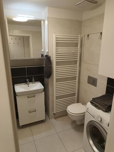 Ένα μπάνιο στο CityPark Apartment, free parking & AC