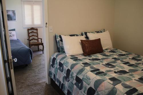 1 dormitorio con 1 cama y 1 silla en Grand Canyon West Hotel Sheps Miners Inn, en Chloride