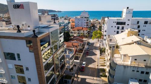 an aerial view of a city with the ocean at 201- Apartamento Bombas com vista lateral do mar in Bombas
