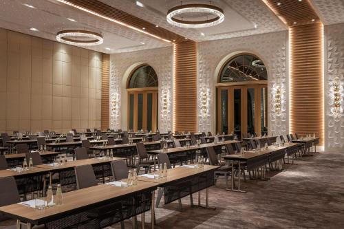 a large banquet hall with tables and chairs at Le Royal Méridien Place Vendôme Lusail in Doha