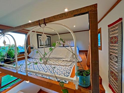 1 dormitorio con 1 cama en una habitación en Te Awa Mata o' Tukituki, en Havelock North