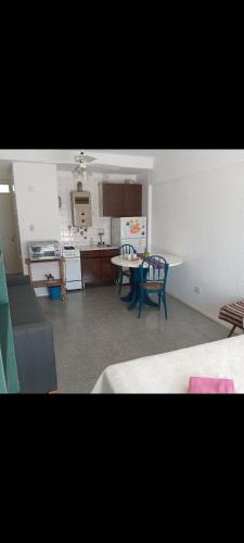 uma cozinha com mesa e cadeiras num quarto em Amanecer em Tigre