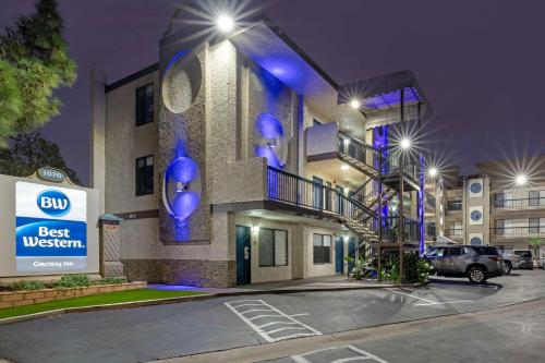 Best Western Courtesy Inn - Anaheim Park Hotel في أنهايم: مبنى عليه انوار زرقاء