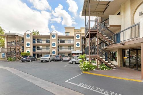 un aparcamiento frente a un edificio de apartamentos en Best Western Courtesy Inn - Anaheim Park Hotel, en Anaheim