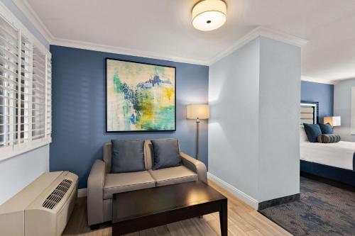 a living room with a couch and a bed at City Express by Marriott Manhattan Beach in Manhattan Beach