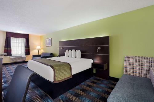 um quarto de hotel com uma cama grande e um sofá em SureStay Hotel by Best Western Manning em Manning