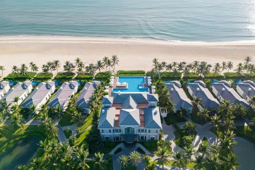 - une vue aérienne sur le complexe et la plage en arrière-plan dans l'établissement Danang Marriott Resort & Spa, Non Nuoc Beach Villas, à Đà Nẵng