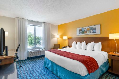 Habitación de hotel con cama grande y ventana en Comfort Inn & Suites, en Berea