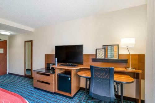 Una televisión o centro de entretenimiento en Comfort Inn & Suites Berea