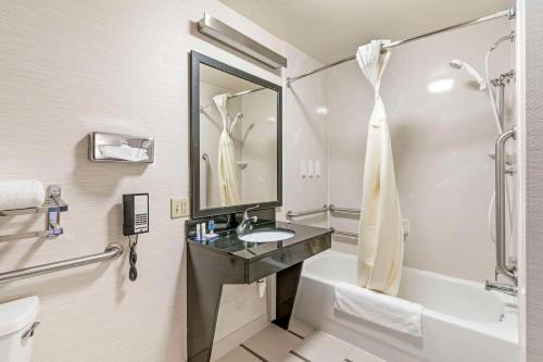 La salle de bains est pourvue d'un lavabo, d'une baignoire et de toilettes. dans l'établissement Comfort Inn & Suites, à Berea