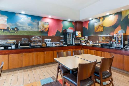 Un restaurante o sitio para comer en Comfort Inn & Suites Berea