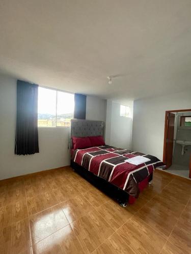 1 dormitorio con 1 cama en el centro de una habitación en Hostal Colonial en Cajamarca