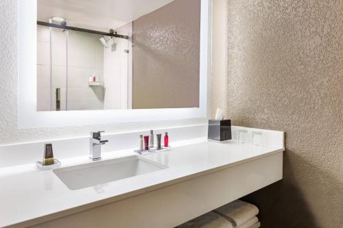 Marriott Orlando Airport Lakeside Image