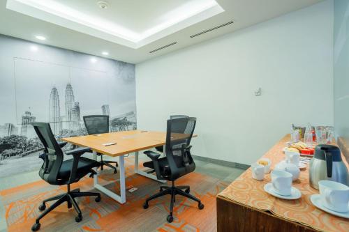 a conference room with a wooden table and chairs at Real Inn Ciudad Juarez by the USA Consulate in Ciudad Juárez