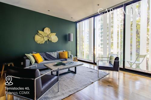 uma sala de estar com um sofá e uma mesa em Capitalia - Luxury Apartments - Temístocles 40 em Cidade do México