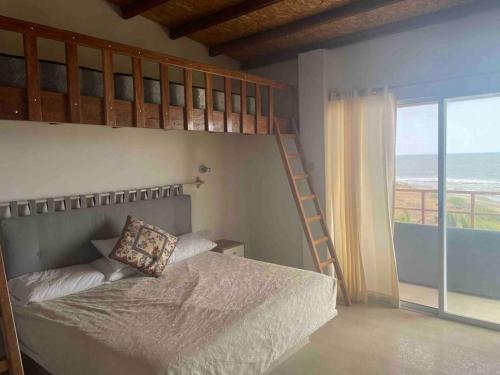 1 dormitorio con litera y escalera en Casa Cárpena Playa Acapulco Zorritos, en Zorritos