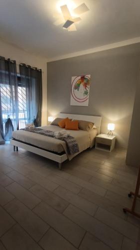 - une chambre avec un lit et un ventilateur de plafond dans l'établissement Casilina One, à Rome