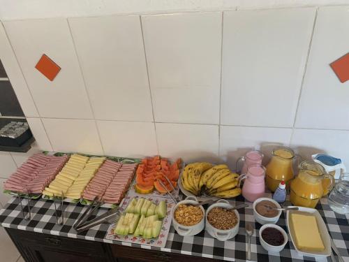 Pousada Fazendinha Alto da Serra في سيرا نيجرا: طاولة مع حفنة من الطعام في الأعلى