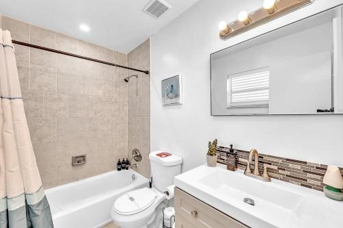 een badkamer met een wastafel, een toilet en een spiegel bij New 2 Bed Studio Close To Beach & Casino Ha04 in Hollywood