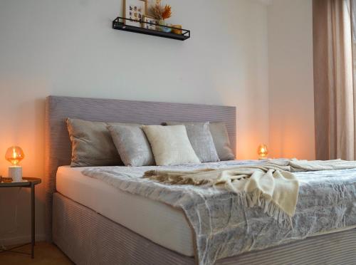 a bedroom with a large bed with two lamps at *TOP Apartment* beliebte Lage* in Düsseldorf in Düsseldorf