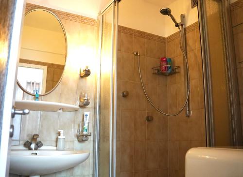 ein Bad mit einer Dusche, einem Waschbecken und einem Spiegel in der Unterkunft *TOP Apartment* beliebte Lage* in Düsseldorf in Düsseldorf
