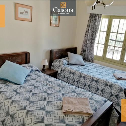 zwei nebeneinander stehende Betten in einem Schlafzimmer in der Unterkunft Casona los Naranjos, Olmué in Olmué