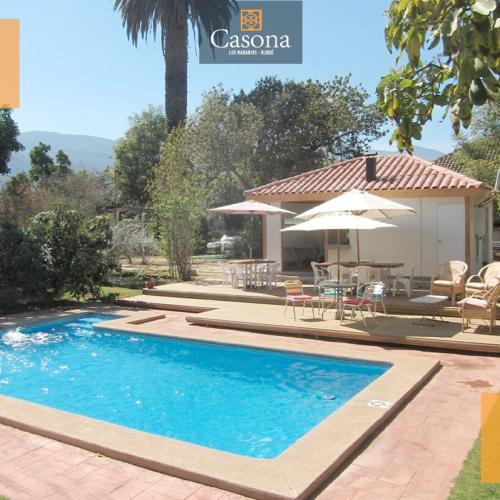 ein Swimmingpool vor einem Haus in der Unterkunft Casona los Naranjos, Olmué in Olmué