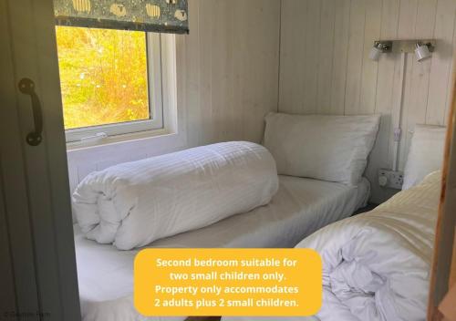 Katil atau katil-katil dalam bilik di Quirky Cabin with On Site Dog Field