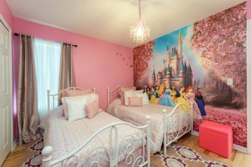 - une chambre avec 2 lits et une fresque murale murale dans l'établissement The Dream Vacation Home!, à Orlando