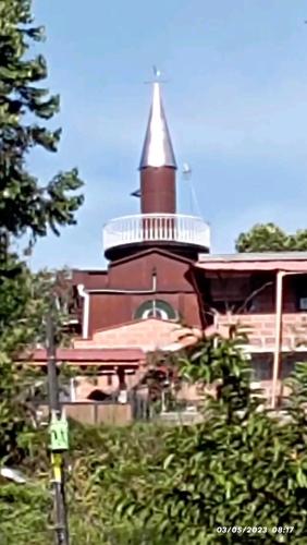 uma igreja com um campanário no topo de um edifício em Mirador del fuerte em São Rafael
