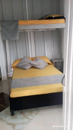 uma cama num quarto com um beliche em Mirador del fuerte em São Rafael