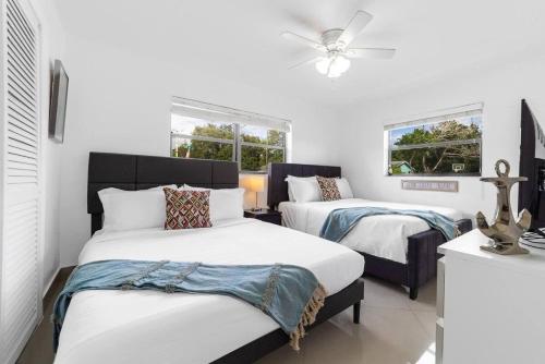 A bed or beds in a room at Private Heated Pool Villa In Ftl Near Beach