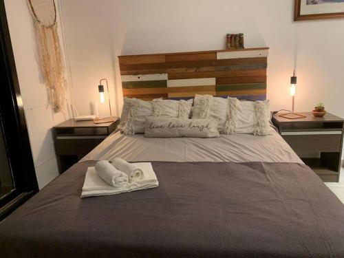 1 dormitorio con 1 cama con 2 toallas en Mono Estrella - una cuadra de Plaza Independencia en San Miguel de Tucumán
