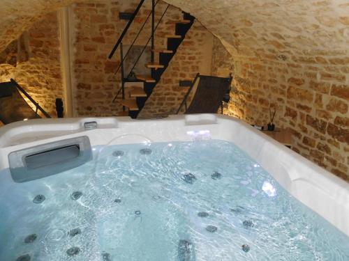 bañera en una habitación con escalera en Gîte Laville-aux-Bois, 2 pièces, 2 personnes - FR-1-611-70, en Laville-aux-Bois