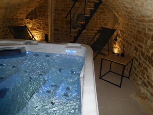 une baignoire dans une chambre avec un escalier dans l'établissement Maison de charme avec jacuzzi, nature préservée et équipements pour bébé, 4 étoiles, proche forêt. - FR-1-611-70, à Laville-aux-Bois
