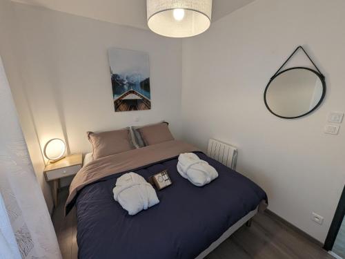 Postel nebo postele na pokoji v ubytování Maison avec piscine intérieure, terrasse et Wi-Fi gratuit à Curel - FR-1-611-92