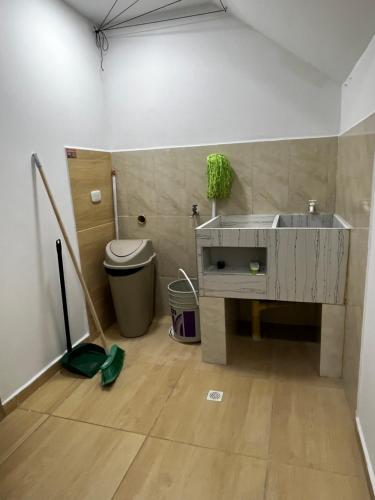 Habitación con baño con lavabo y aseo. en Apartamento pitalito, en Pitalito